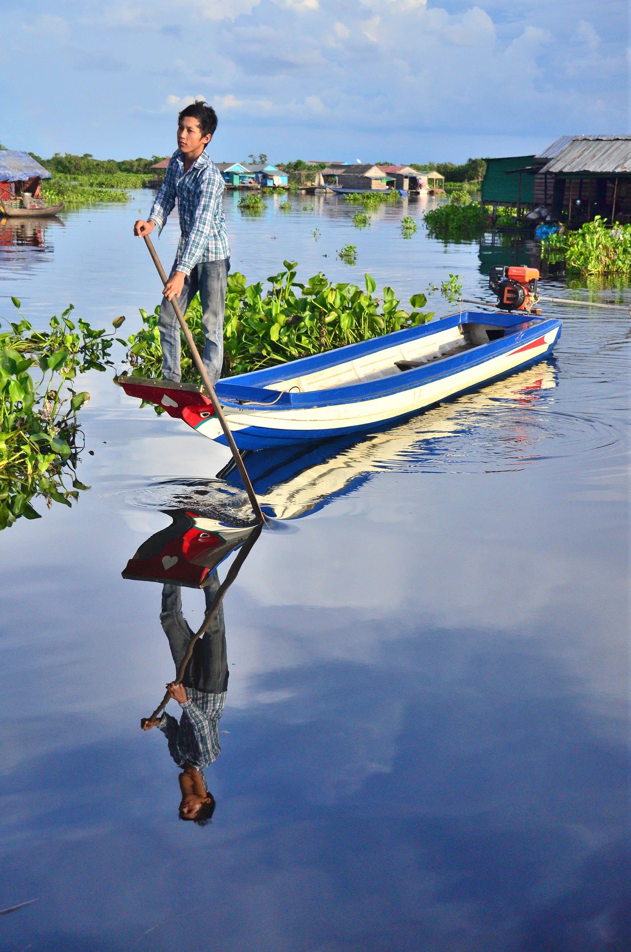 Homme sur une barque sur l’eau au Cambodge