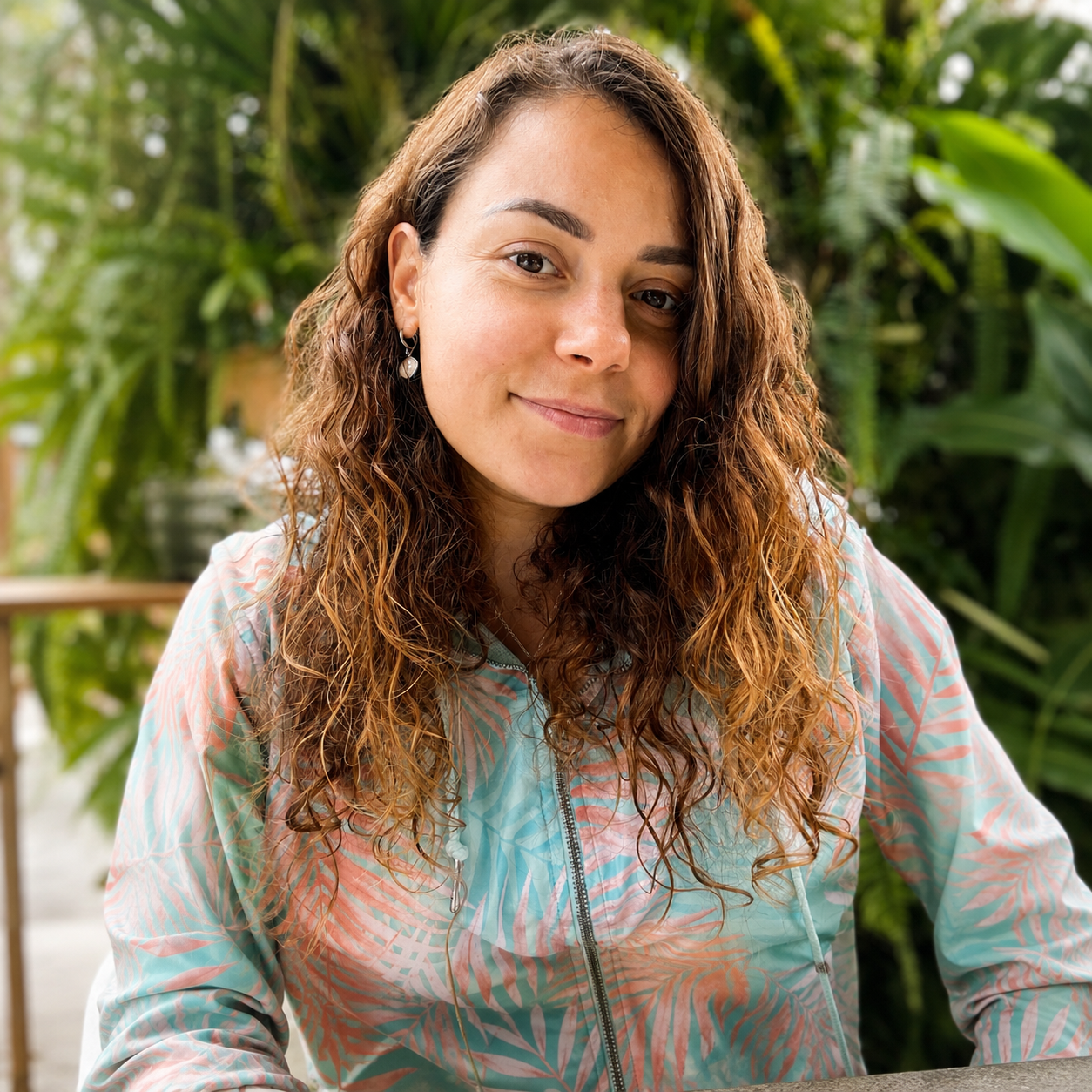 Portrait de Justine entourée de végétation