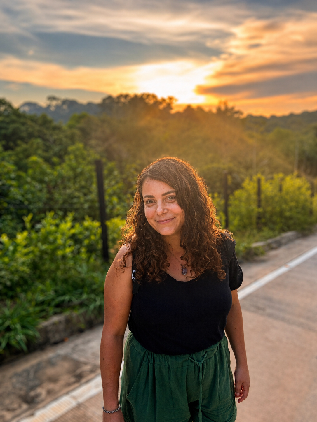 Justine au coucher du soleil en voyage solo.