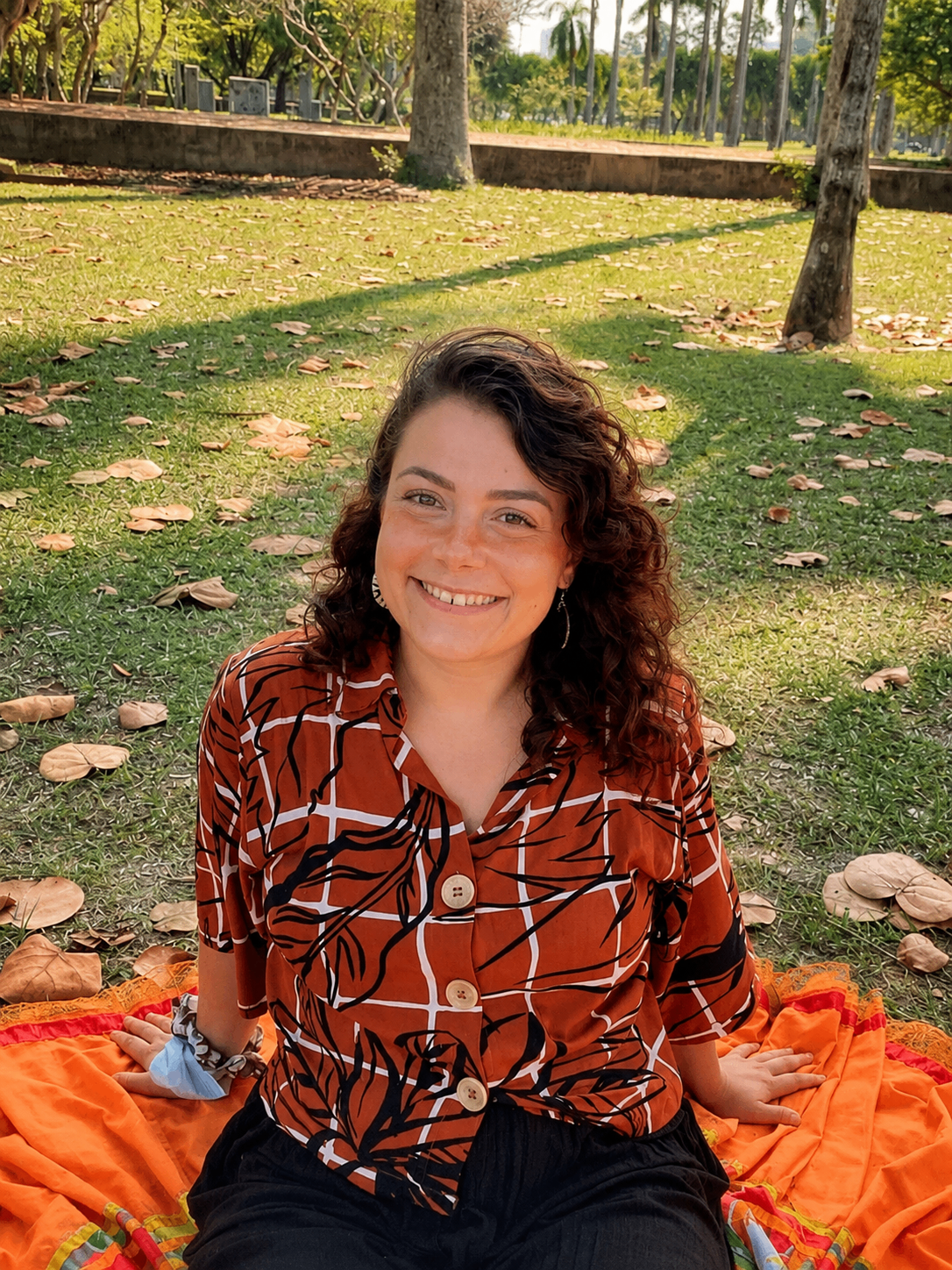 Justine en voyage, dans un parc en Asie