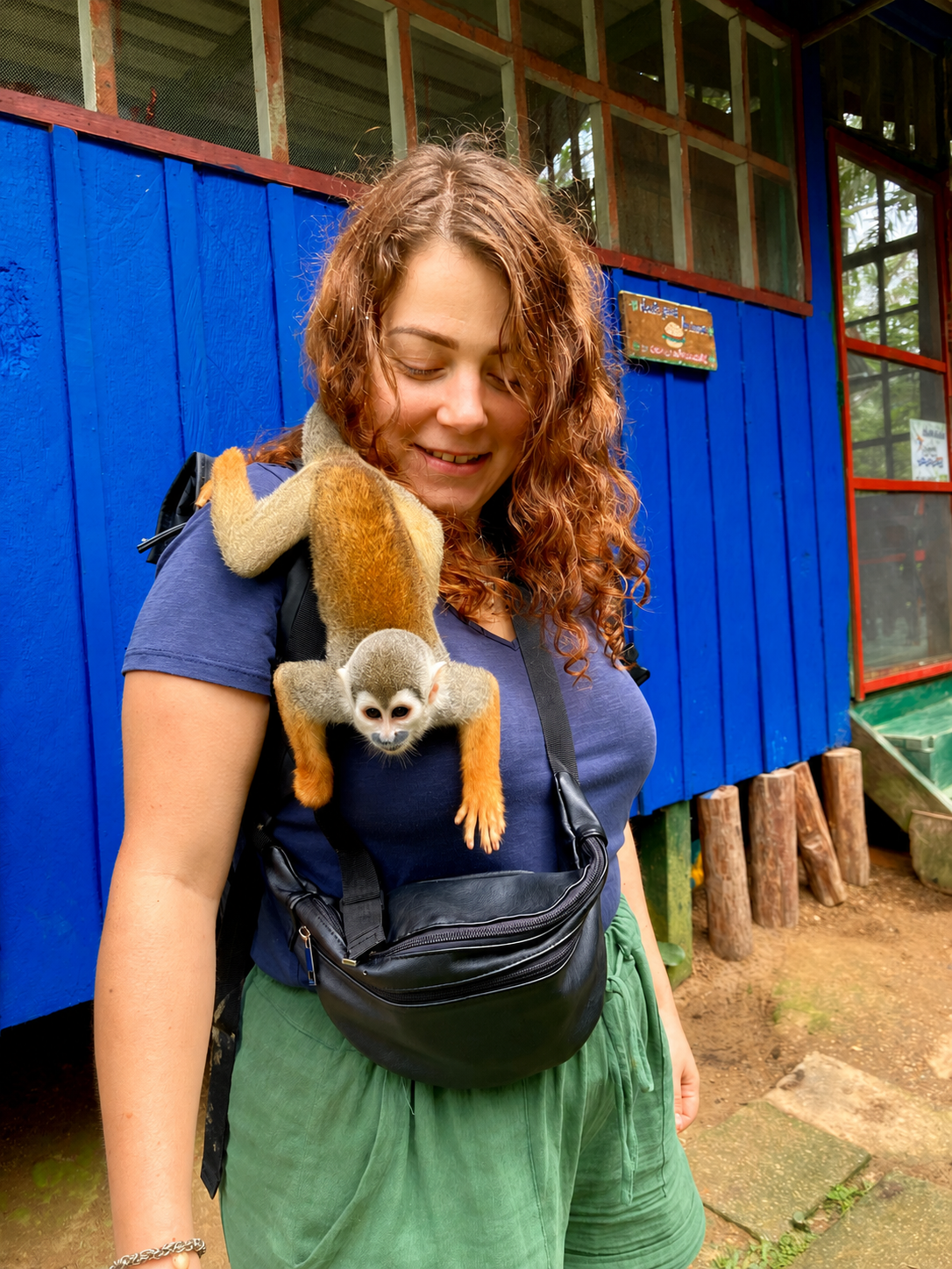 Justine avec un petit singe sur l'épaule