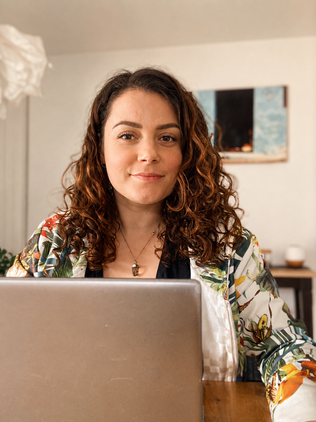 Justine, travel planner Voyage Itinérant, à son bureau