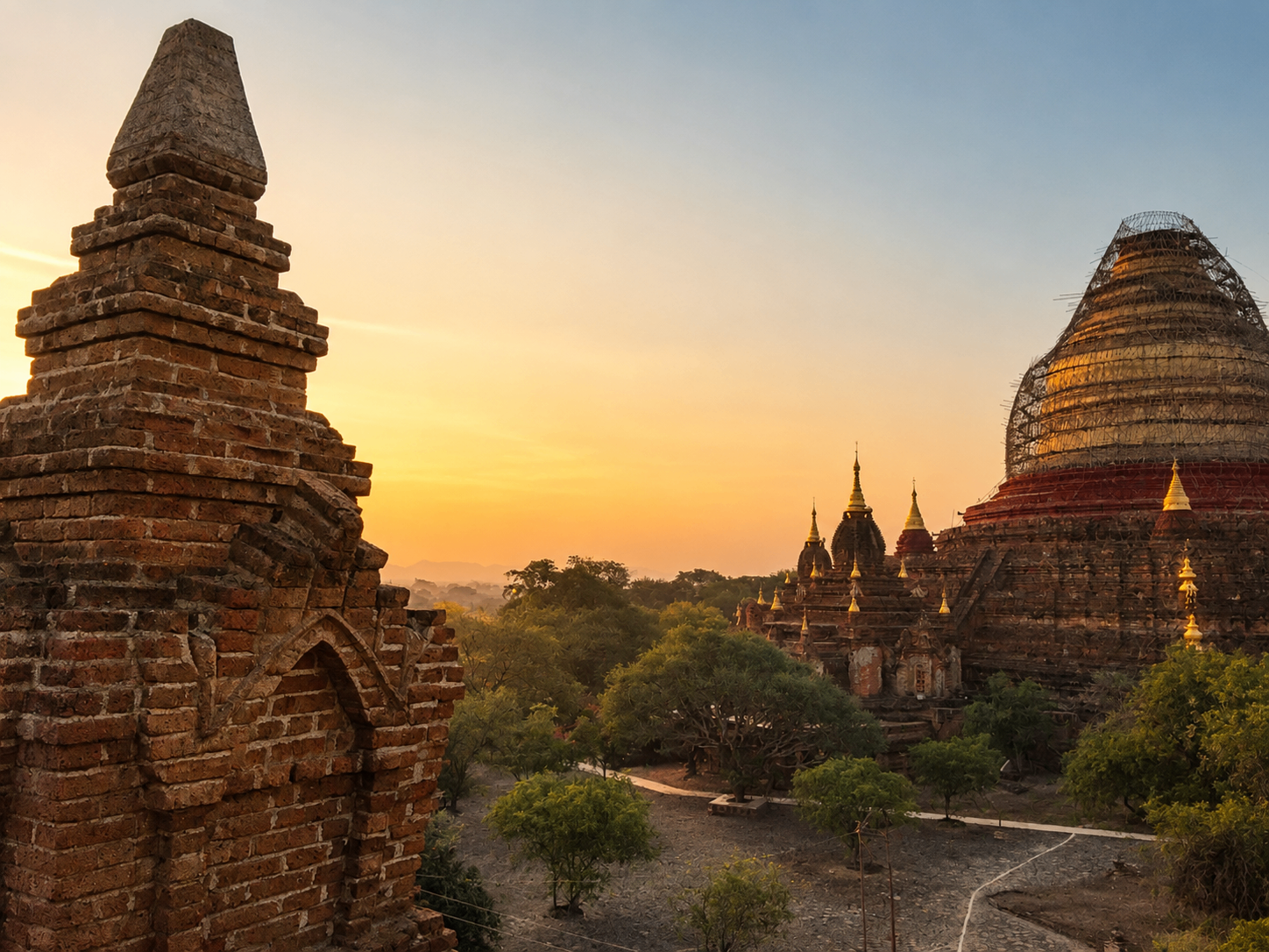 Lever de soleil sur les temples de Bagan.